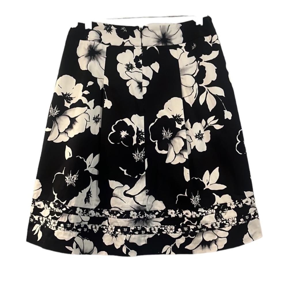 WHITE HOUSE BLACK MARKET FLORAL A-LINE PLEATED SKIRT BLACK WHITE SIZE 4 - Picture 3 of 11